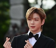 강다니엘 '양손에 손하트' [포토]