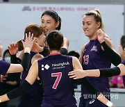 공격성공, 기뻐하는 김연경과 옐레나.