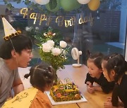 '메이비♥' 윤상현, 삼남매와 생일 파티.."우리 가족 감사합니다"