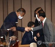인사하는 주호영 원내대표와 이상민 장관