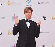 포즈 취하는 강다니엘