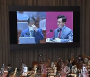 김승수 의원 대정부질문에 답하는 한덕수 국무총리