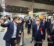 스가 전 일본 총리 일본 여행박람회 한국관 방문