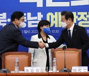 [포토]충북·충남 예산정책협의회, '악수하는 이재명-우원식'