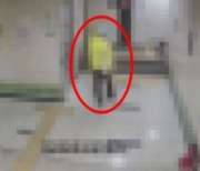 [영상]망설임 없이 여자화장실로..전주환, CCTV에 찍힌 '그날'