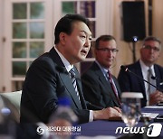 尹대통령 지지율 다시 20%대..5%p 하락한 28%