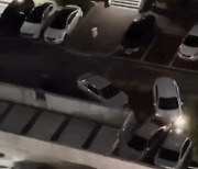 [영상] '쾅쾅쾅' 7대 들이받고 주차.. 80대  운전자 "브레이크 착각"