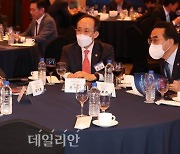 추경호 경제부총리와 대화하는 주호영-박홍근