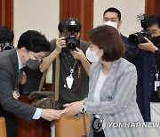 한동훈 장관과 인사하는 전희경 정무1비서관