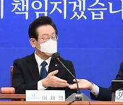 발언 양보하는 이재명 대표와 박홍근 원내대표