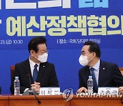 대화하는 이재명 대표와 박홍근 원내대표, 조정식 사무총장