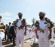 입항 축하받는 마이클 도넬리 준장과 골드해머 대령