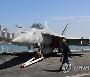 로널드 레이건함에 탑재된 EA-18 G Growler