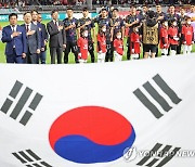 국기에 경례하는 대표팀