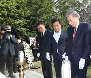 정읍 3·1운동 기념탑 찾아 참배하는 하토야마 유키오 前 일본 총리