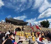 충남 서산 주말 야외 행사에 연인 가족 등 시민들 북적