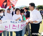 LG배 주부배구대회에서 시민과 인사하는 김장호 구미시장