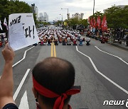 정부에 '멈춰 반노동정책' 손피켓 들고 시위