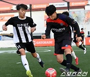 [포토] '5vs5 게토레이 H-CUP 풋살 토너먼트 2022' 중등부 결승, 빠르게 돌파!
