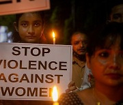 불타 죽은 소녀, 나무 위 자매 시신..인도 끔찍 성폭행 그뒤엔