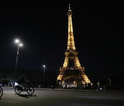 자정 넘자 파리는 암흑..밤 11시 45분 에펠탑 돌연 소등, 왜