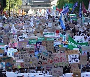 서울 도심서 대규모 집회·행진..교통 정체