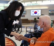 美 참전용사 만난 김건희 여사.."우리 할아버지도 참전군인"