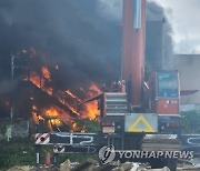 "불이야"..굴착기로 엄마와 2살 아기 구한 이웃들