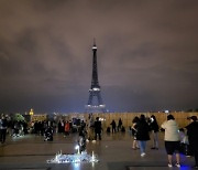 '밤 11시 45분' 땡하자..에펠탑 황금빛 조명 꺼졌다