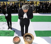 진도 왜덕산에 고개 숙인 전 일본 총리 "일본, 계속 사죄해야"