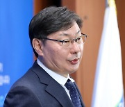 '쌍방울그룹 뇌물' 의혹 이화영 측근, 구속영장 기각