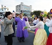 거리행진 행렬 맞이하는 박일호밀양 시장 부부