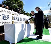 '명량해전 전몰 일본수군 묘' 헌향하는 일본인들