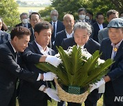 정읍 3·1운동 기념탑 방문한 하토야마 유키오 전 일본 총리