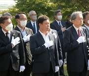 '국기 바라보며 경례하는 하토야마 유키오 전 일본 총리'