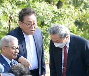 '인사 나누는 하토야마 유키오 전 일본 총리'