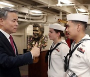 미 해군 장병 격려하는 이종섭 장관