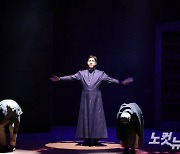 성경을 지키기 위한 숭고한 희생..뮤지컬 '더북' 울산에 감동 선사