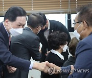 당원들과 인사하는 김기현 의원