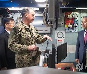 이종섭 국방장관, 미 해군 항모 방문
