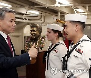 이종섭 국방장관 한국 찾은 미 해군 항모 방문