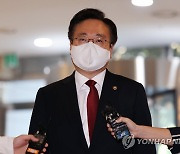 'EBRD서 연봉 3억' 조규홍, '억대연금 수령·건보료 0원' 논란