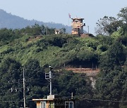 적막감 흐르는 우리군 초소와 북한군 초소