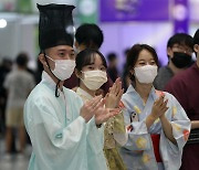 한국-일본 전통의상 입고 박수