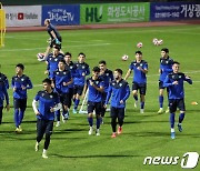 훈련 시작하며 몸푸는 우즈벡 올림픽축구대표팀