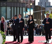 윤 대통령 부부, 오타와 전쟁기념비 참배