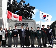 윤 대통령 부부, 캐나다 참전용사들과 함께