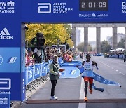마라톤 꿈의 기록 '2시간 벽' 깨지나..킵초게, 2시간01분09초 세계신기록