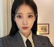 아이유, 명품 슈트 입고 뽐낸 고급 비주얼 [인스타]