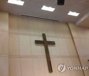껌 붙인 옷걸이로 '슬쩍'..교회 헌금함 턴 50대 실형